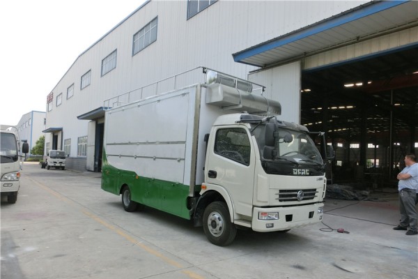 (厢长5.2米)东风多利卡餐车